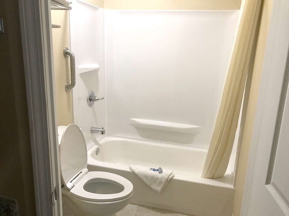 Super 8 by Wyndham Lumberton NC 8/15