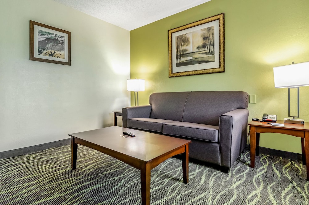 Quality Inn & Suites Creedmor - Butner 24/39