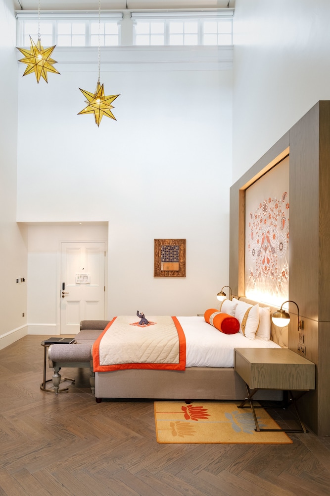 THE LALIT LONDON 32/72