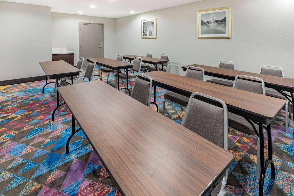 La Quinta Inn & Suites by Wyndham Houston Southwest 37/42