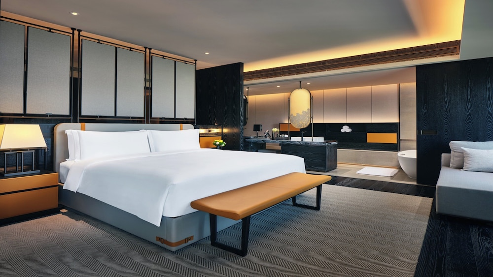 Junior Suite, King Bed, Garden View
