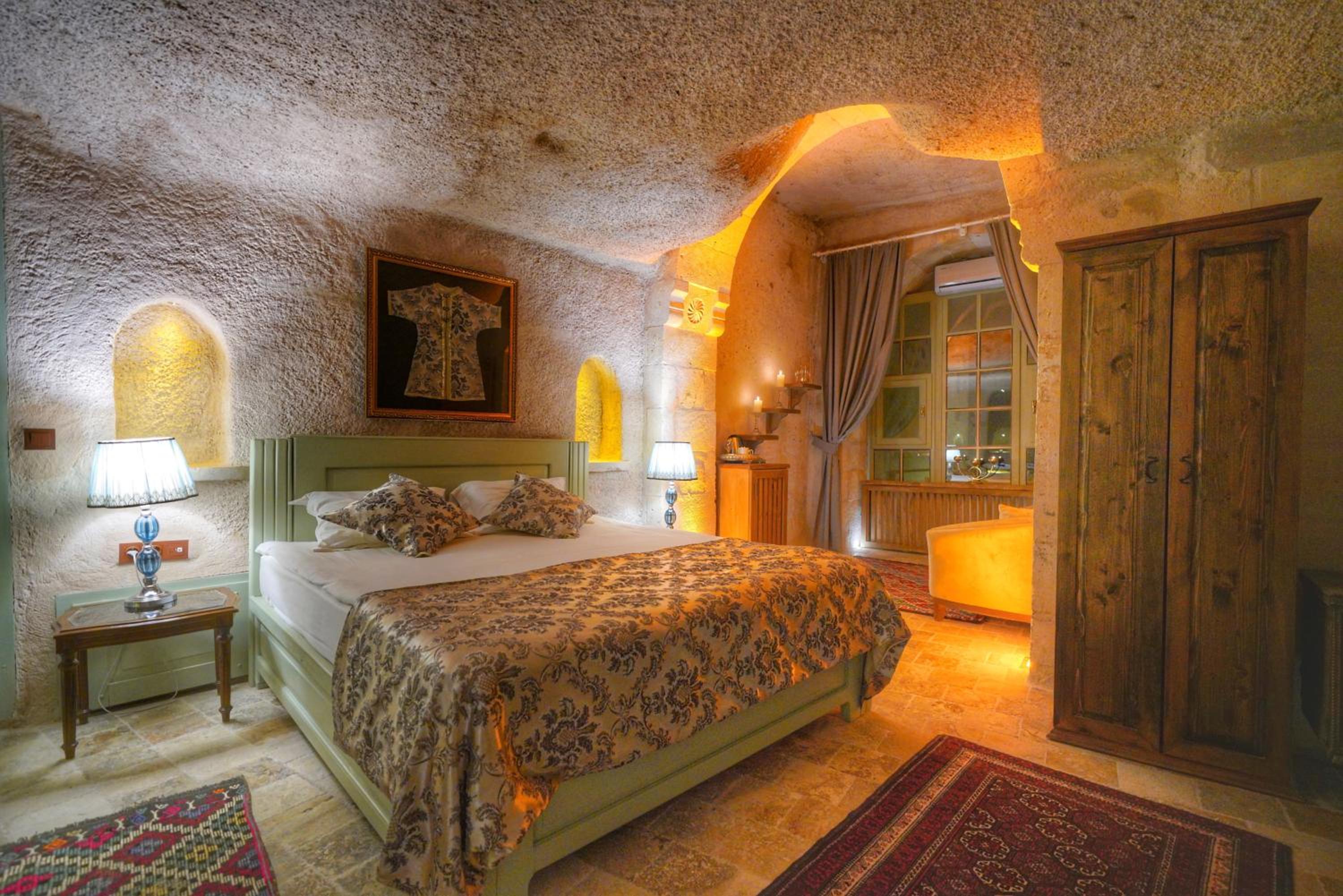 Cave, Sultan, Suite