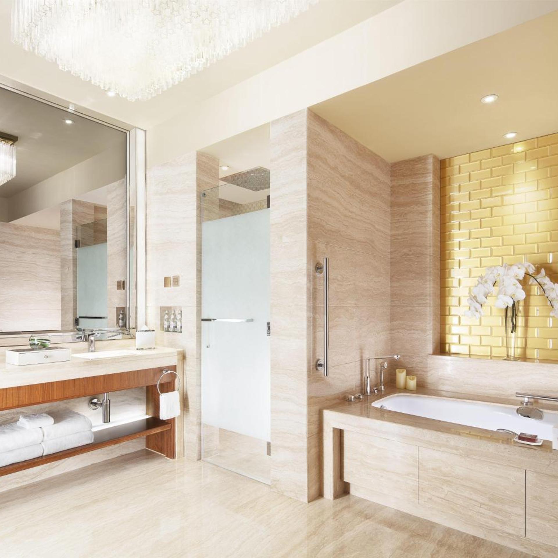 CLUB, SUITE, KING BED
