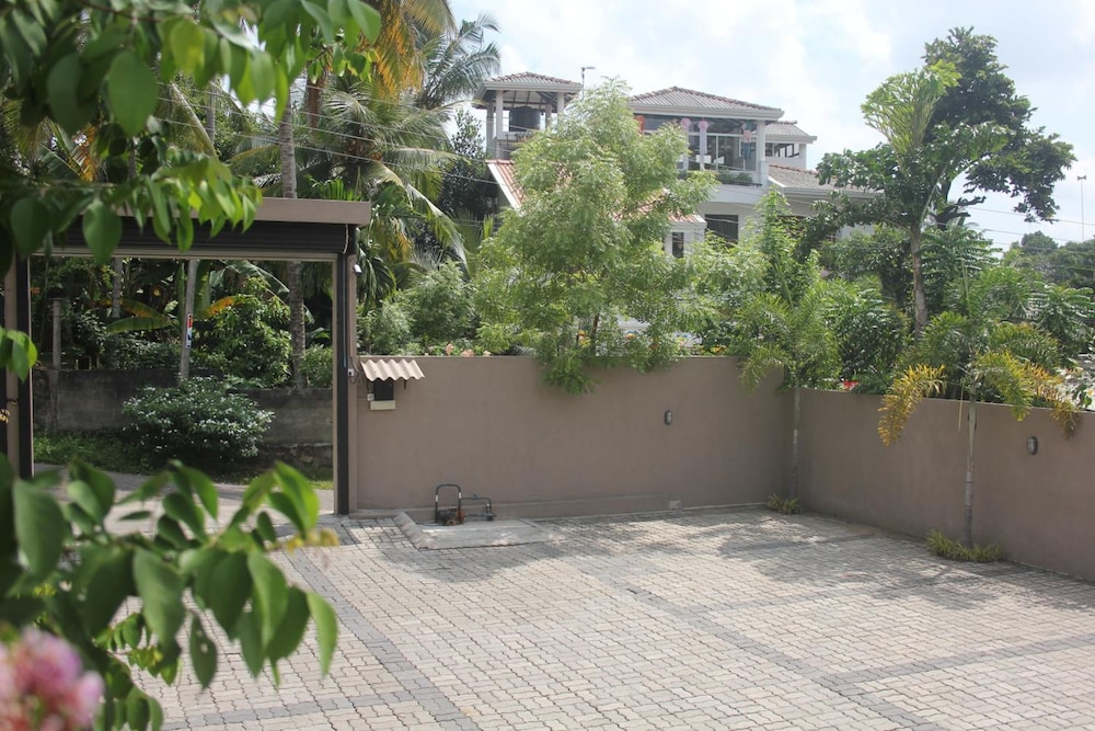 Grand 7 Hotel Thalawathugoda (ex Seven Eleven Hotel) 37/43