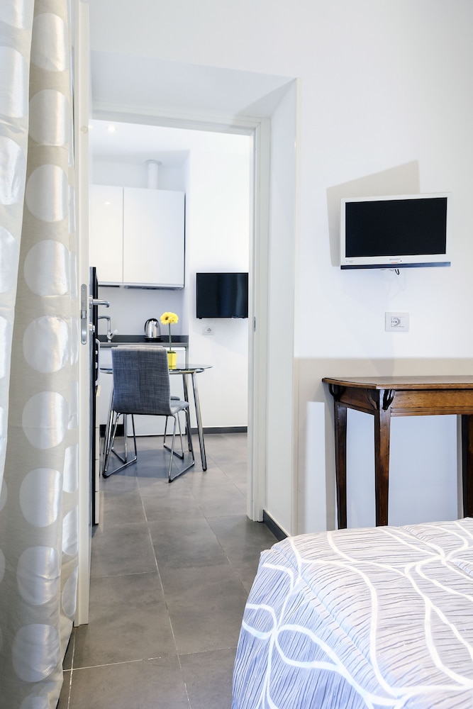 DELUXE, APARTMENT, GARDEN VIEW, KITCHEN