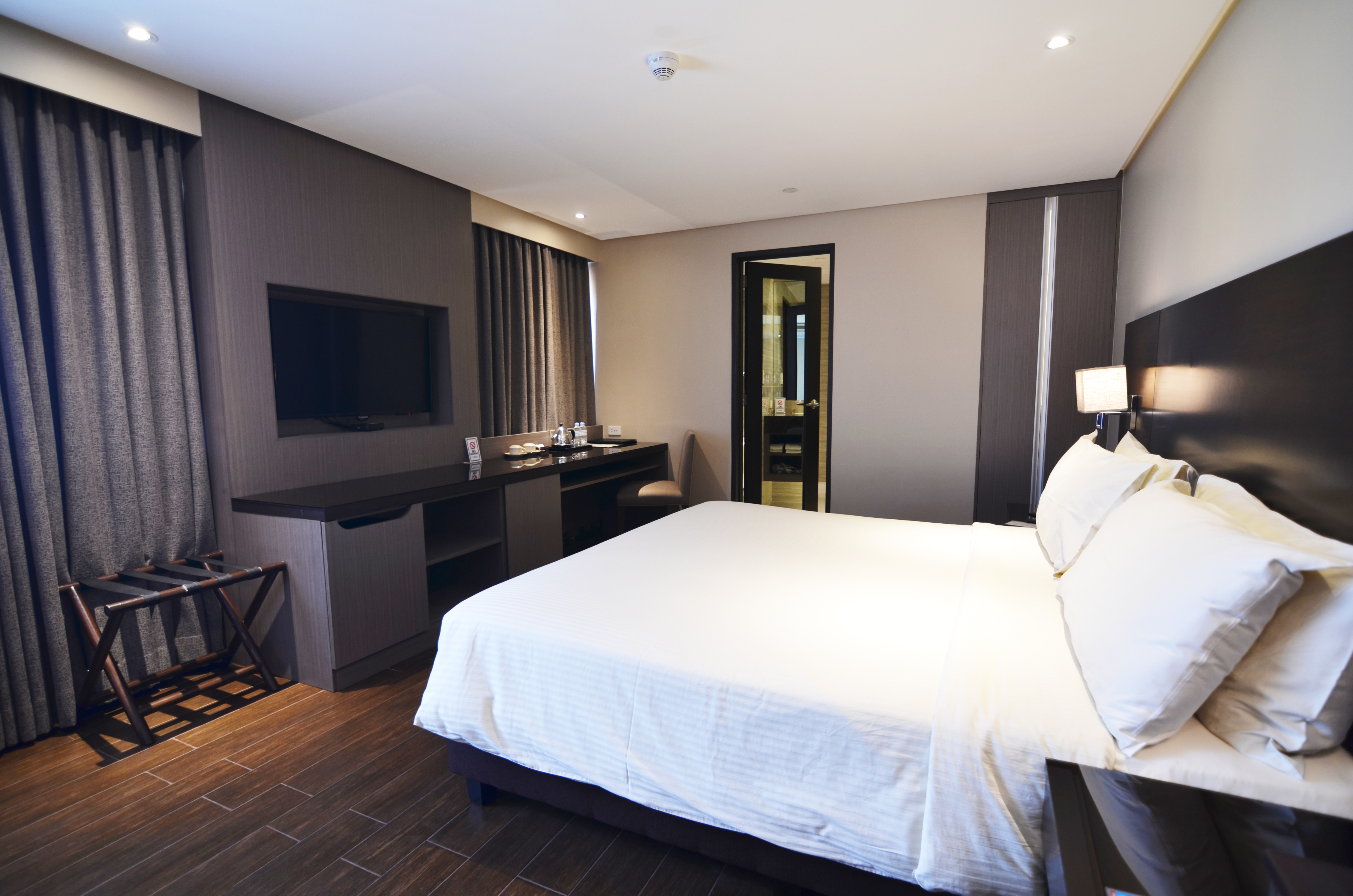 EXECUTIVE, SUITE