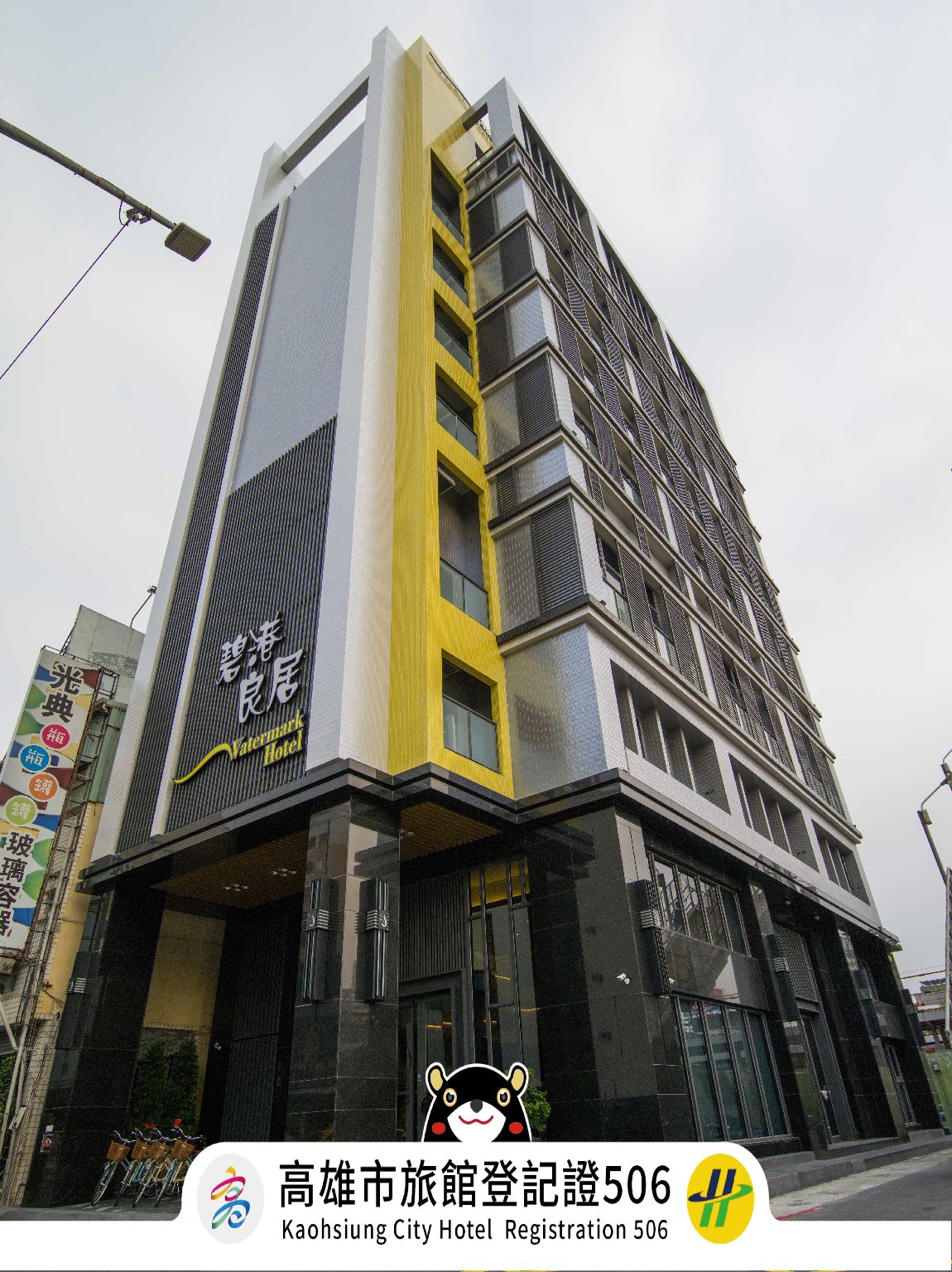 غرفة بسريرين منفصلين بإطلالة على المدينة