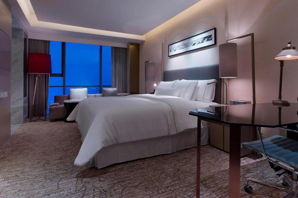 Guest Room, King Bed, River View, Club Floor
