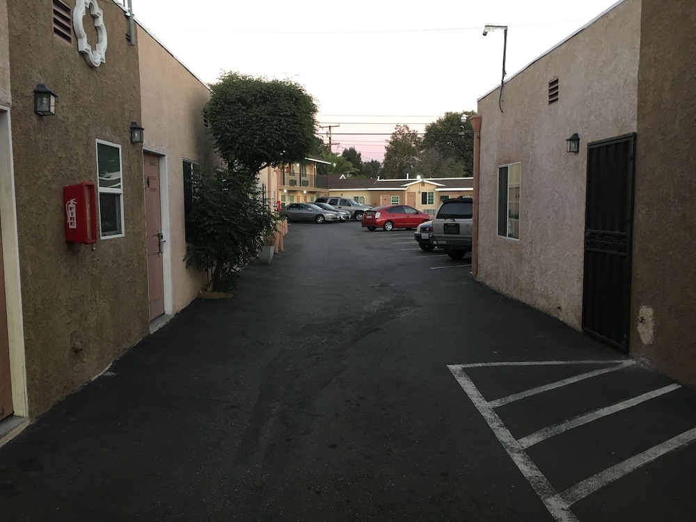 Mission Motel 4/33