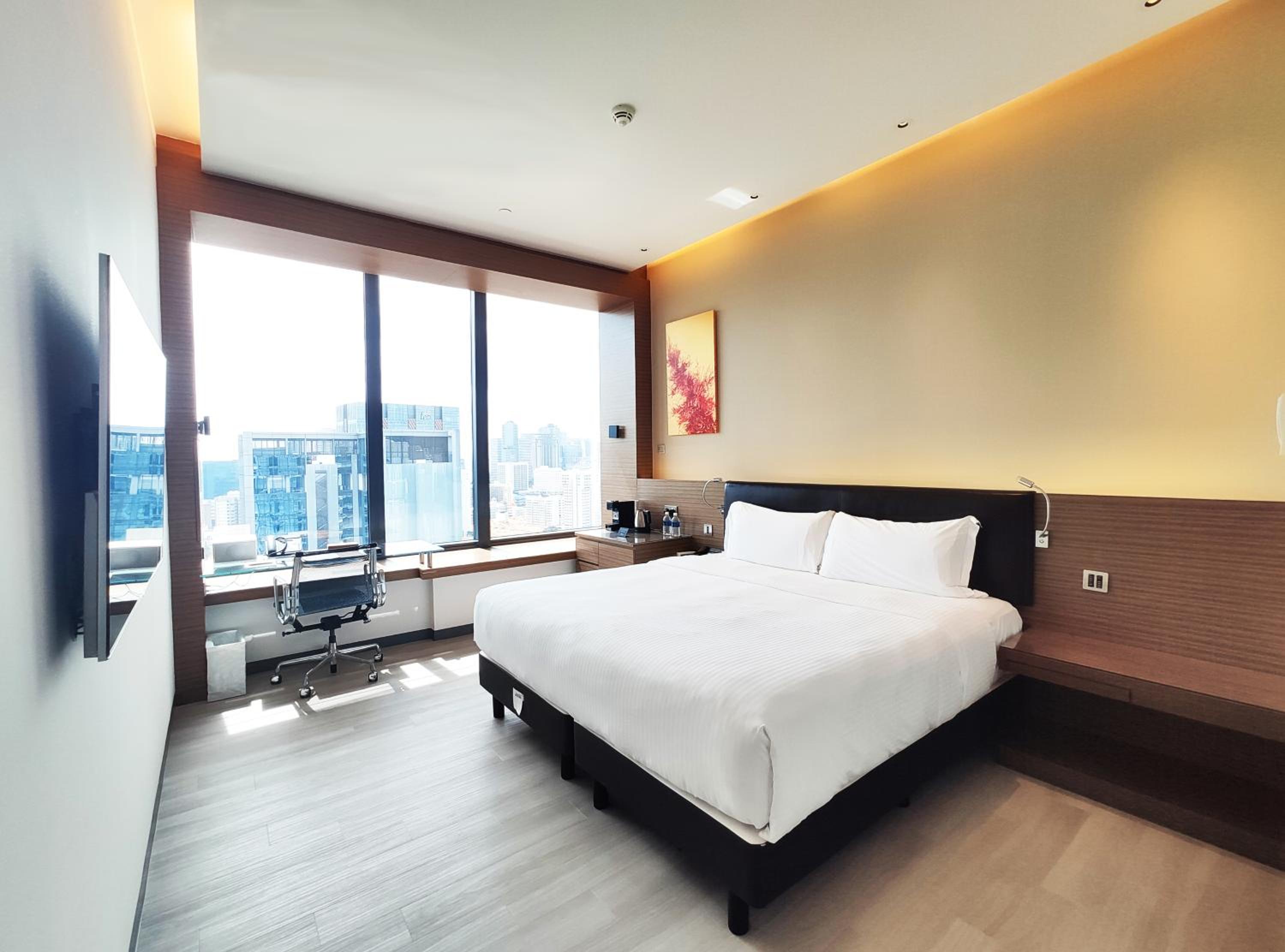 Mint, Premier, Lounge Access