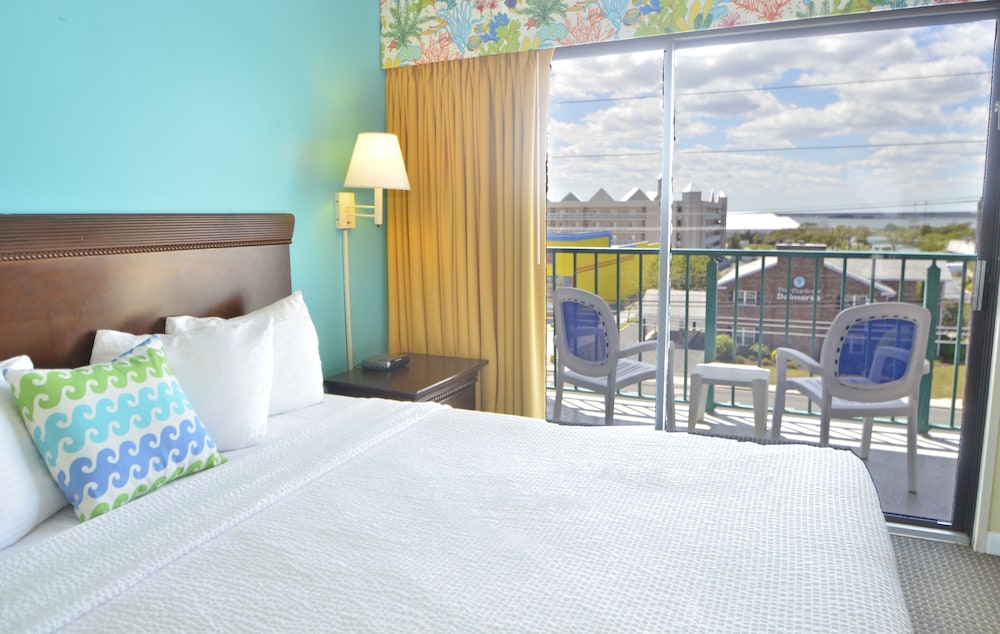 Cayman Suites Hotel 28/80
