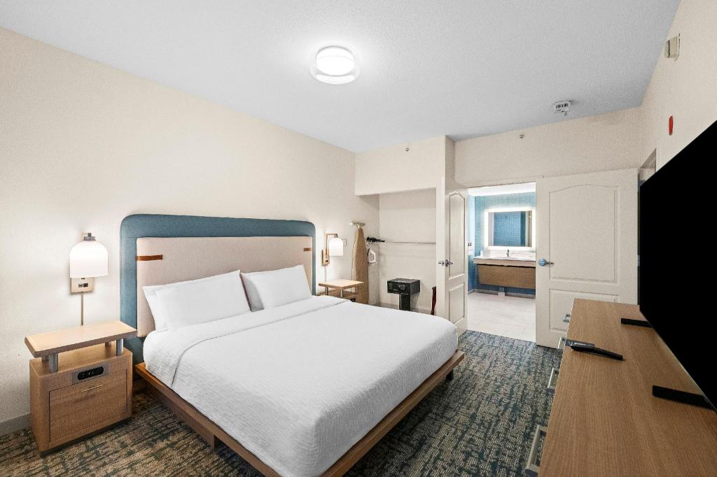 2 Bedrooms, Suite, King Bed, 1 King and 2 Queen Beds, 2 Queen Beds, 2 Bathrooms, Sofa