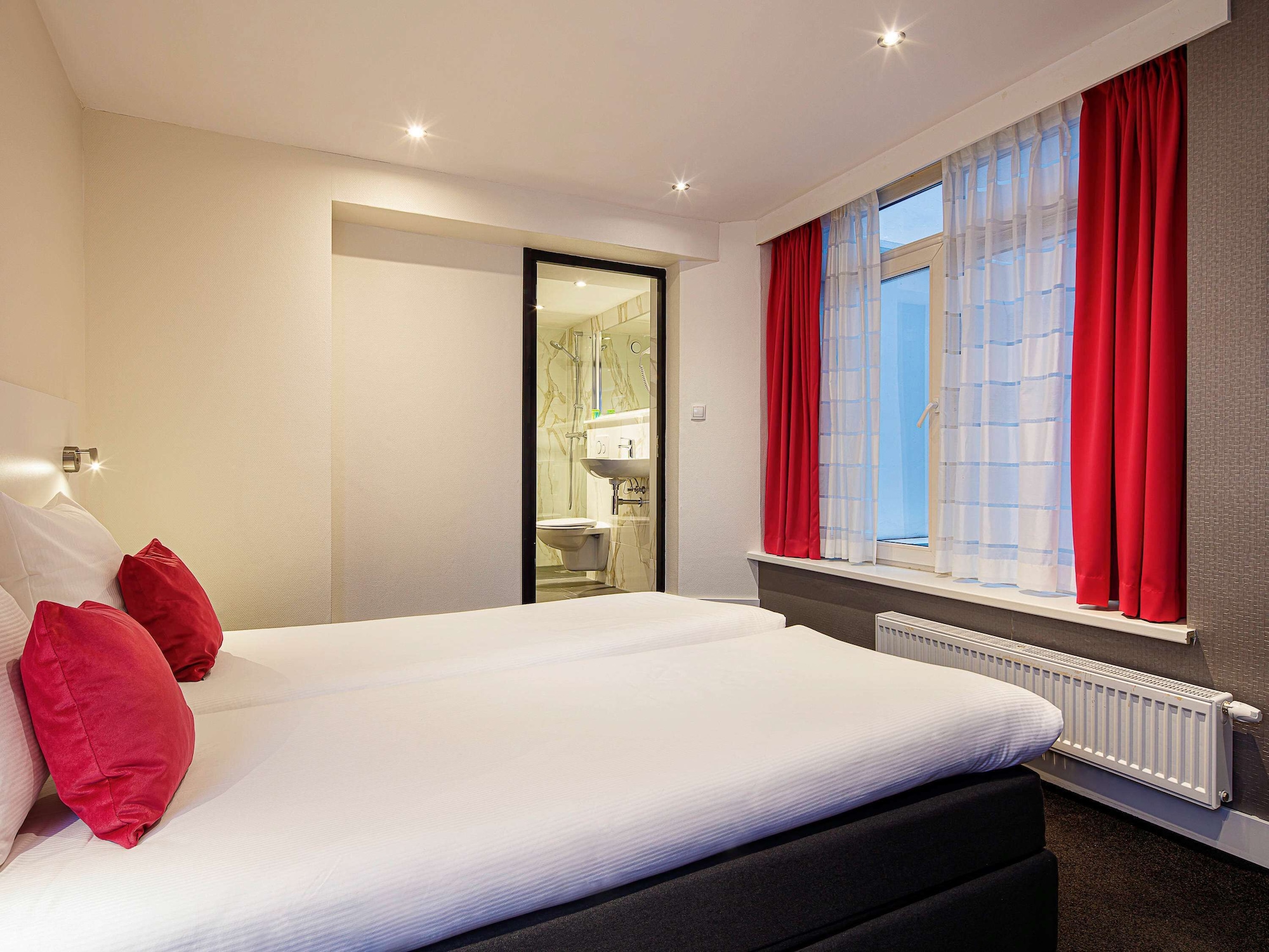 BASEMENT, TWIN BEDS