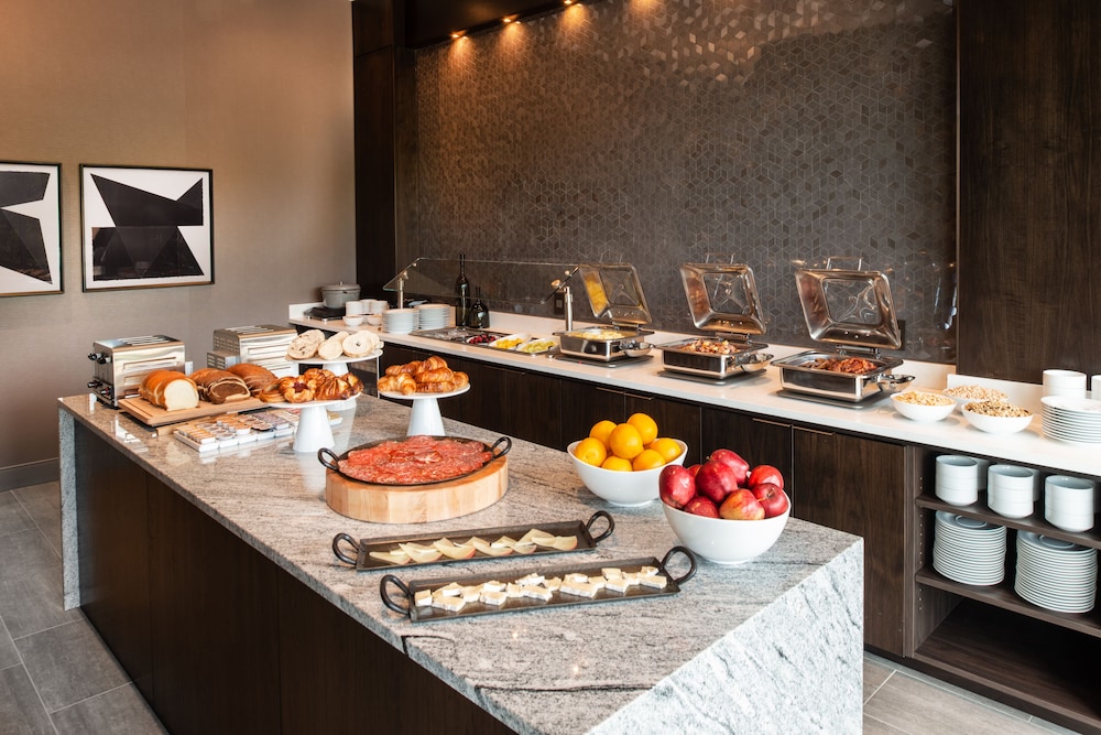 HOLIDAY INN BOSTON LOGAN AIRPORT - CHELSEA 40/64
