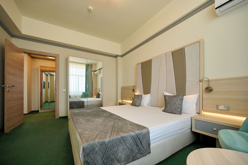 Malibu Hotel 11/50