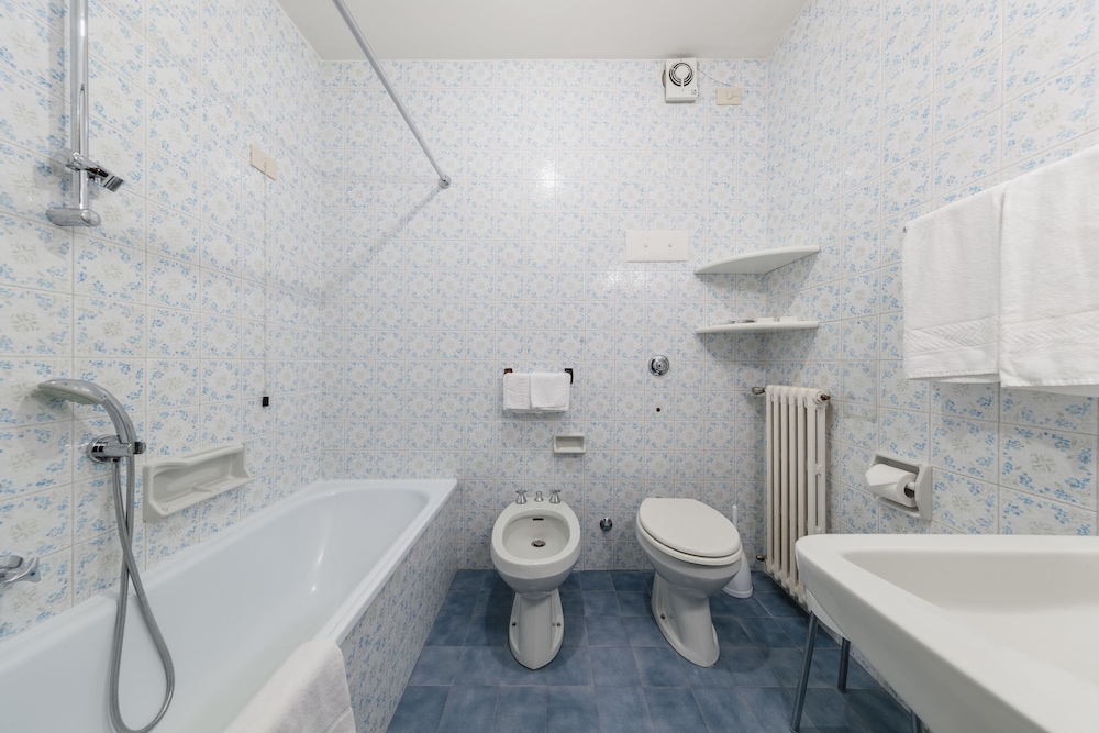 Al Larin Hotel 38/40