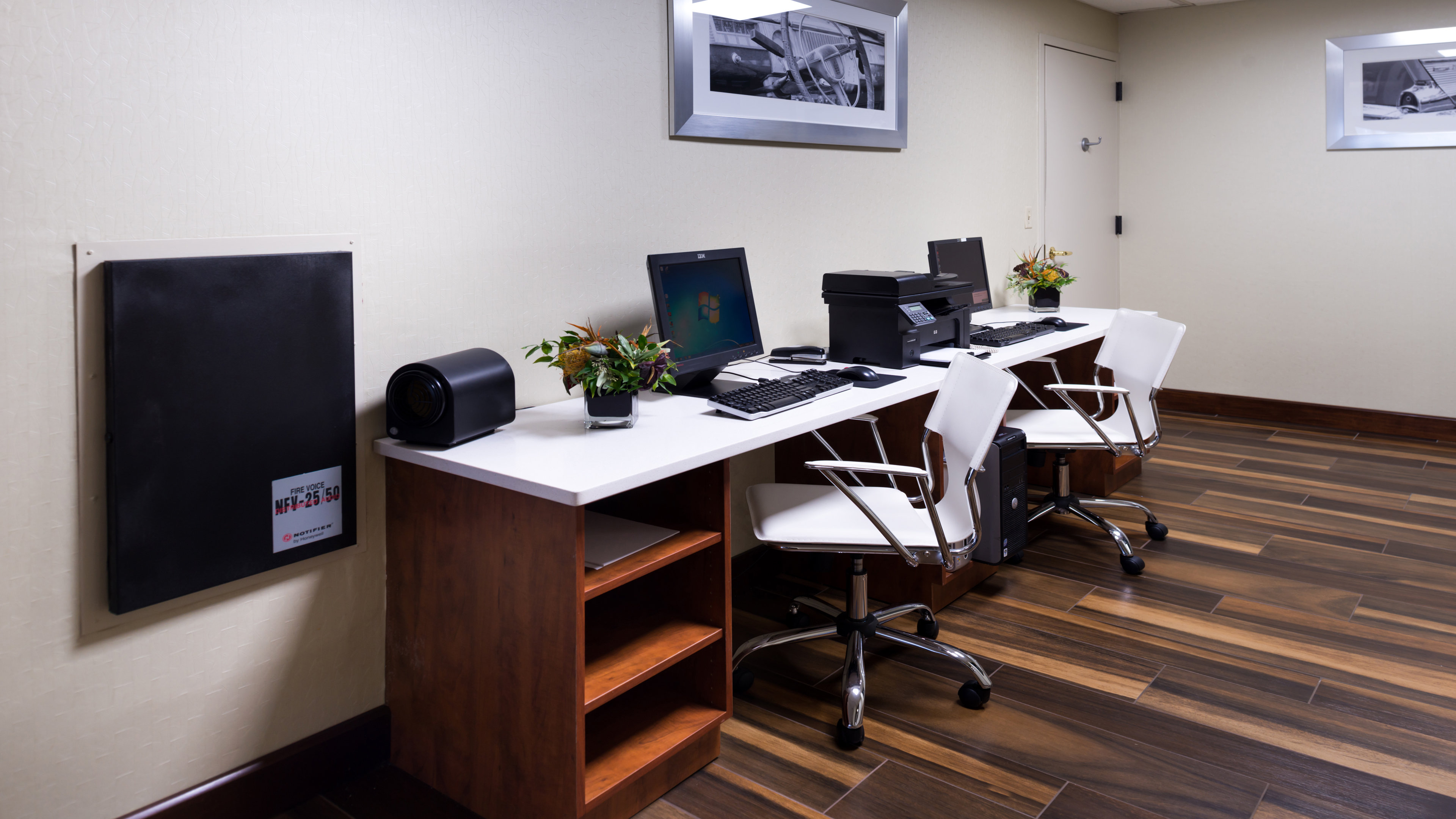 Holiday Inn Hotel Suites Warren 43/53