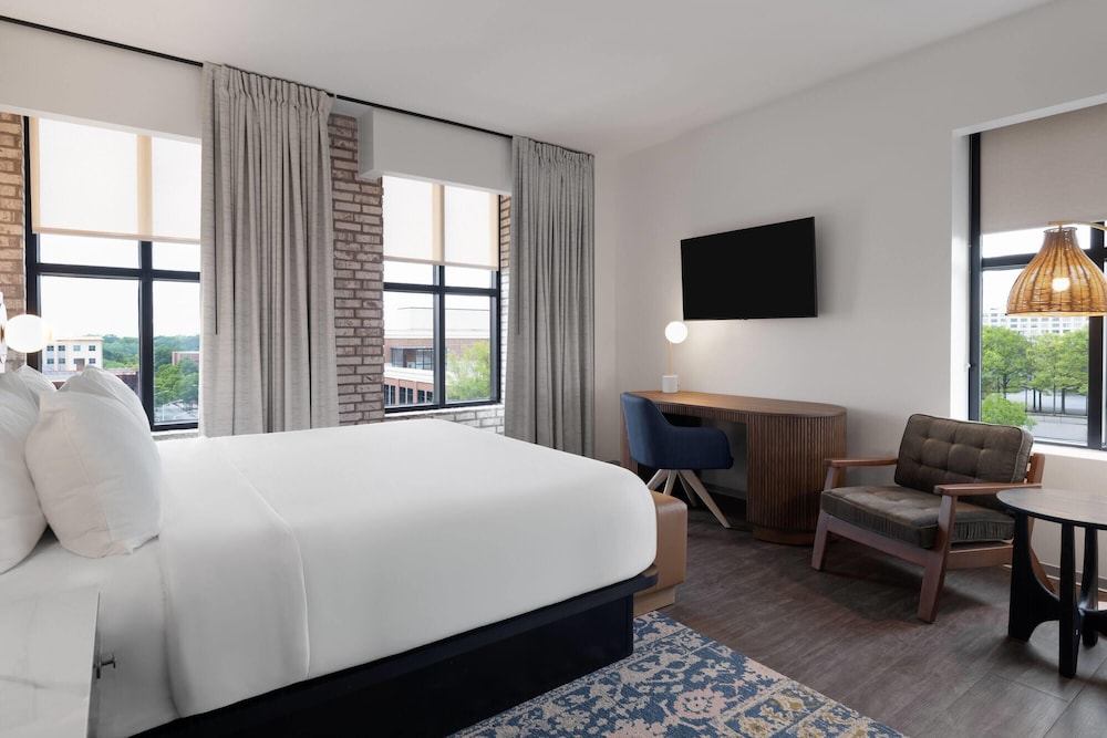 ROOM, KING BED, CORNER, ACCESSIBLE