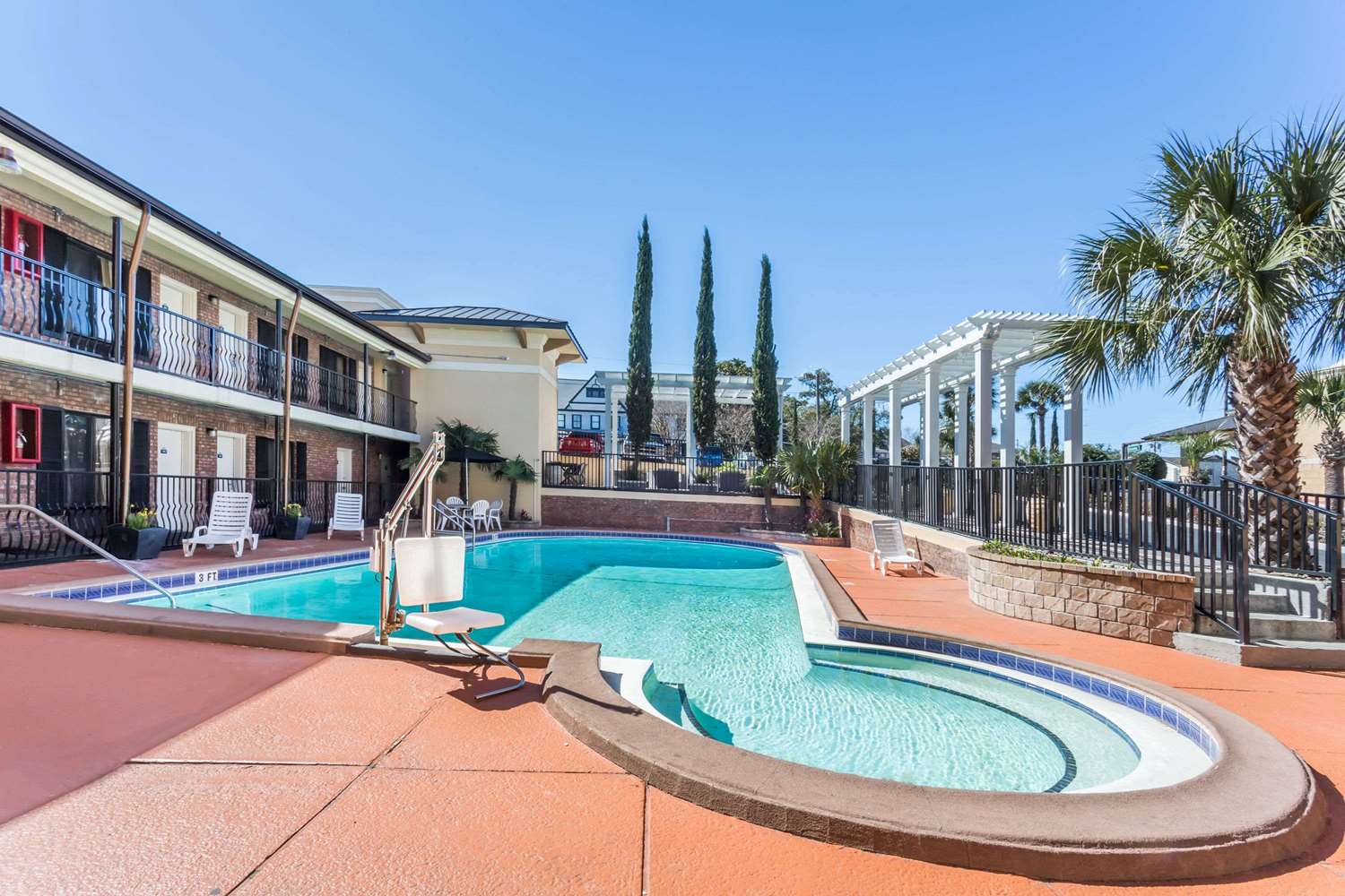 Days Inn By Wyndham Pensacola - Historic Downtown 36/41