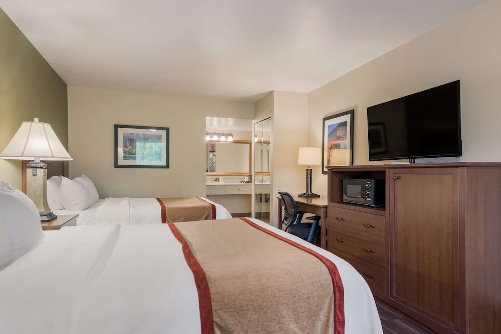 Town & Country Inn 9/50