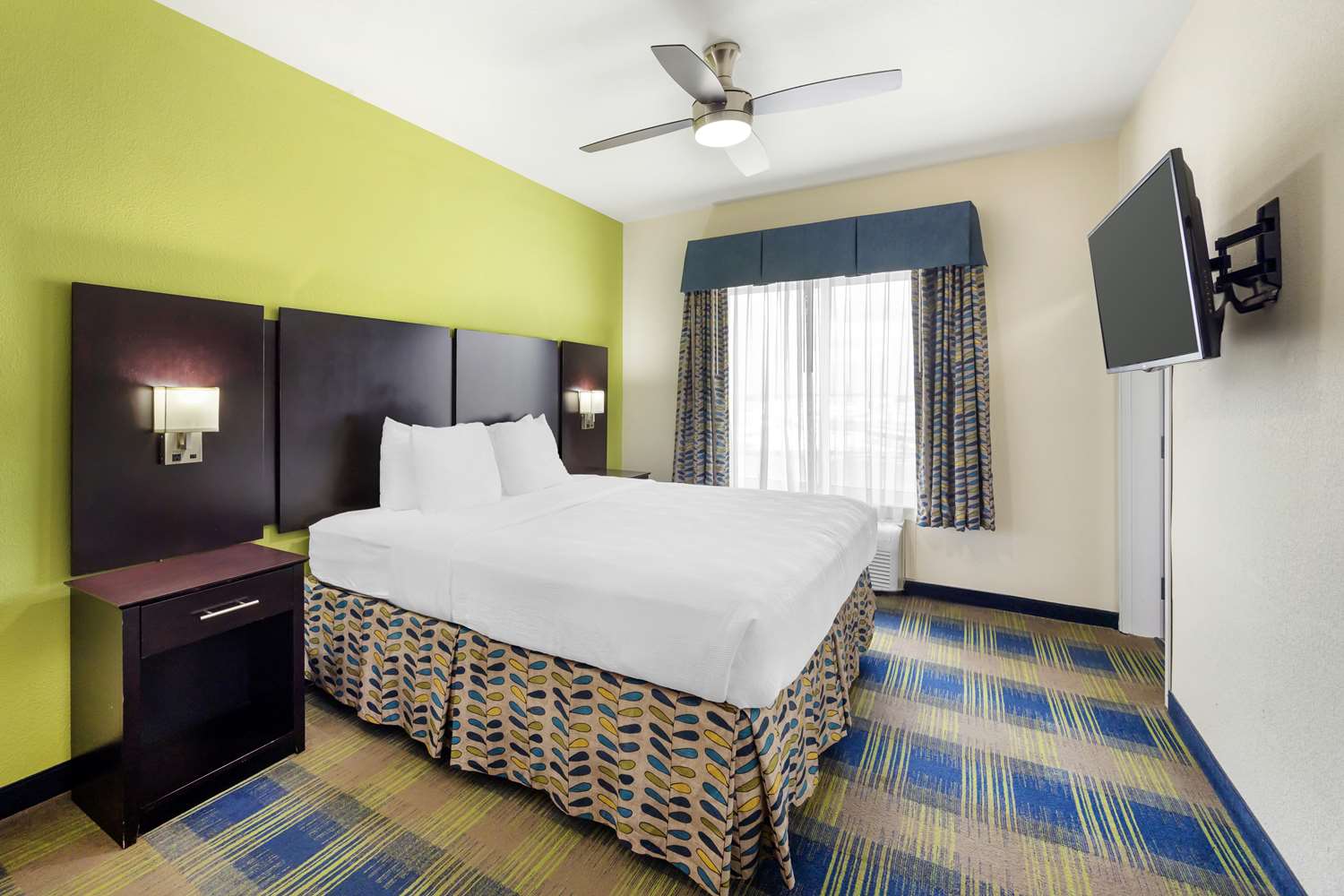 Suite, King Bed, Sofa, Kitchenette
