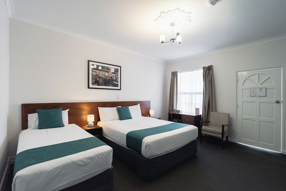 Rose Hotel 18/57