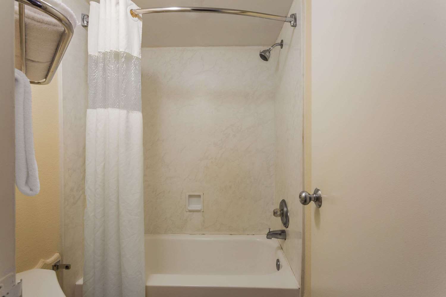 Travelodge by Wyndham Suites Virginia Beach Oceanfront 16/16