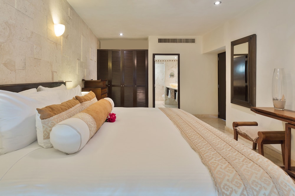 El Taj Oceanfront & Beachside Condo Hotel 19/74