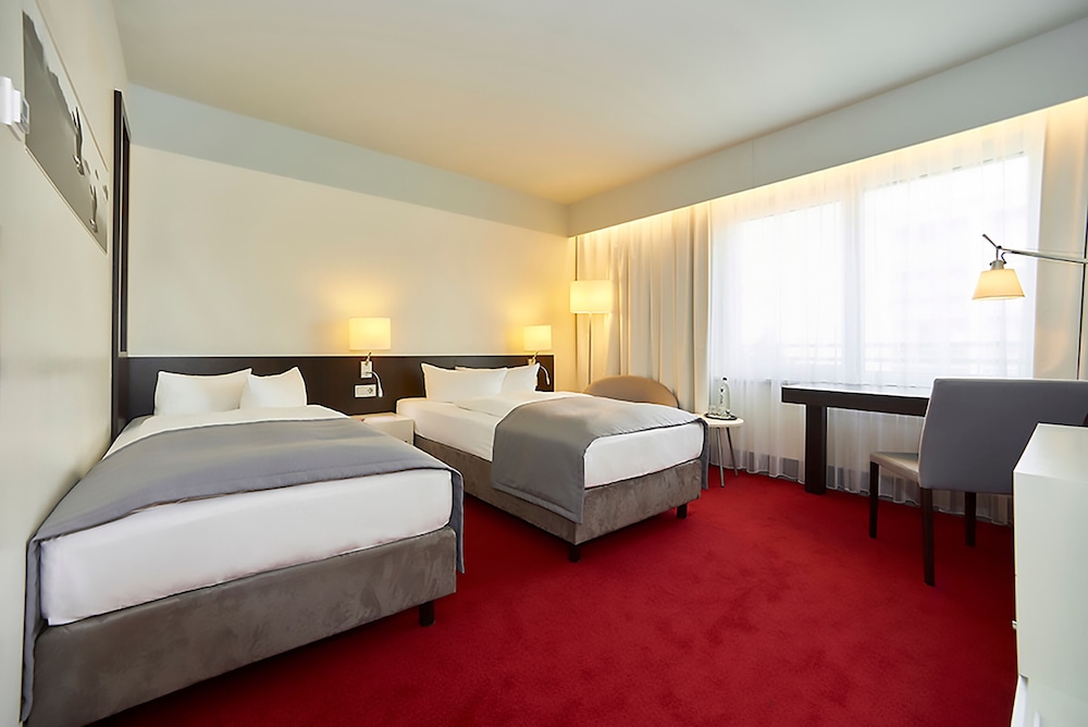 Holiday Inn Berlin Airport Conference Centre Formerly Holiday Inn Berlin International Airport 8/75