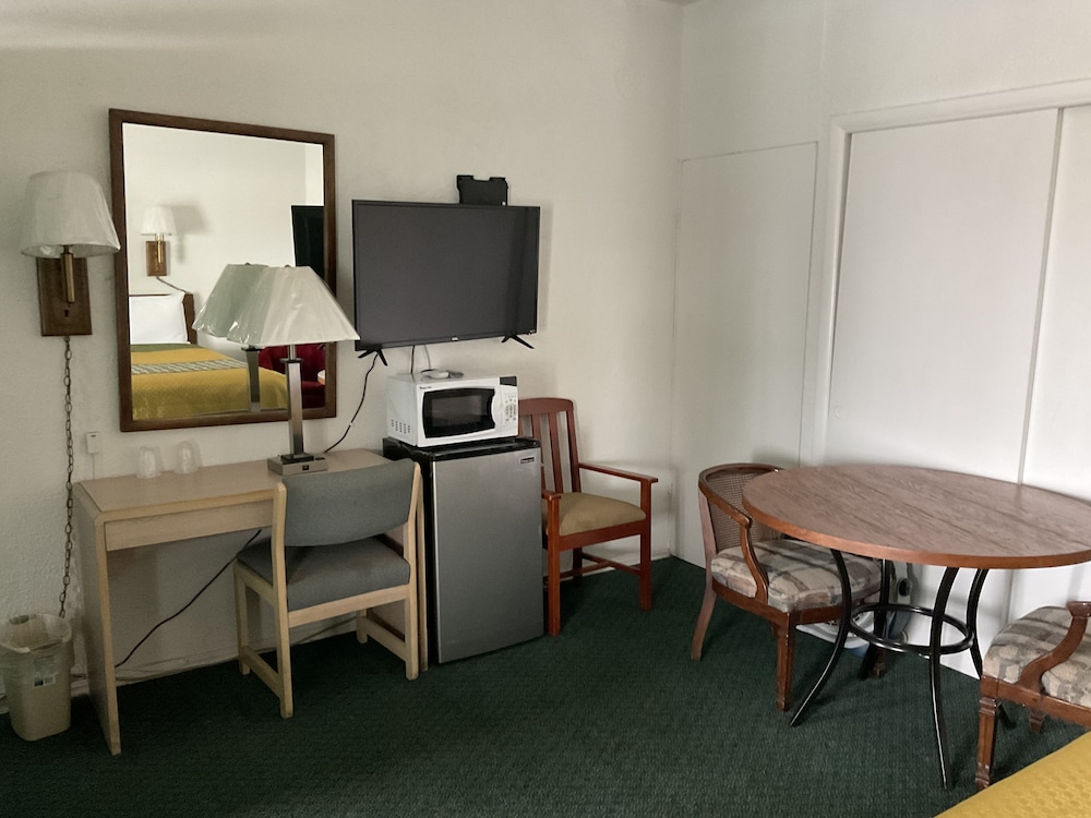 Kansan Motel 24/25