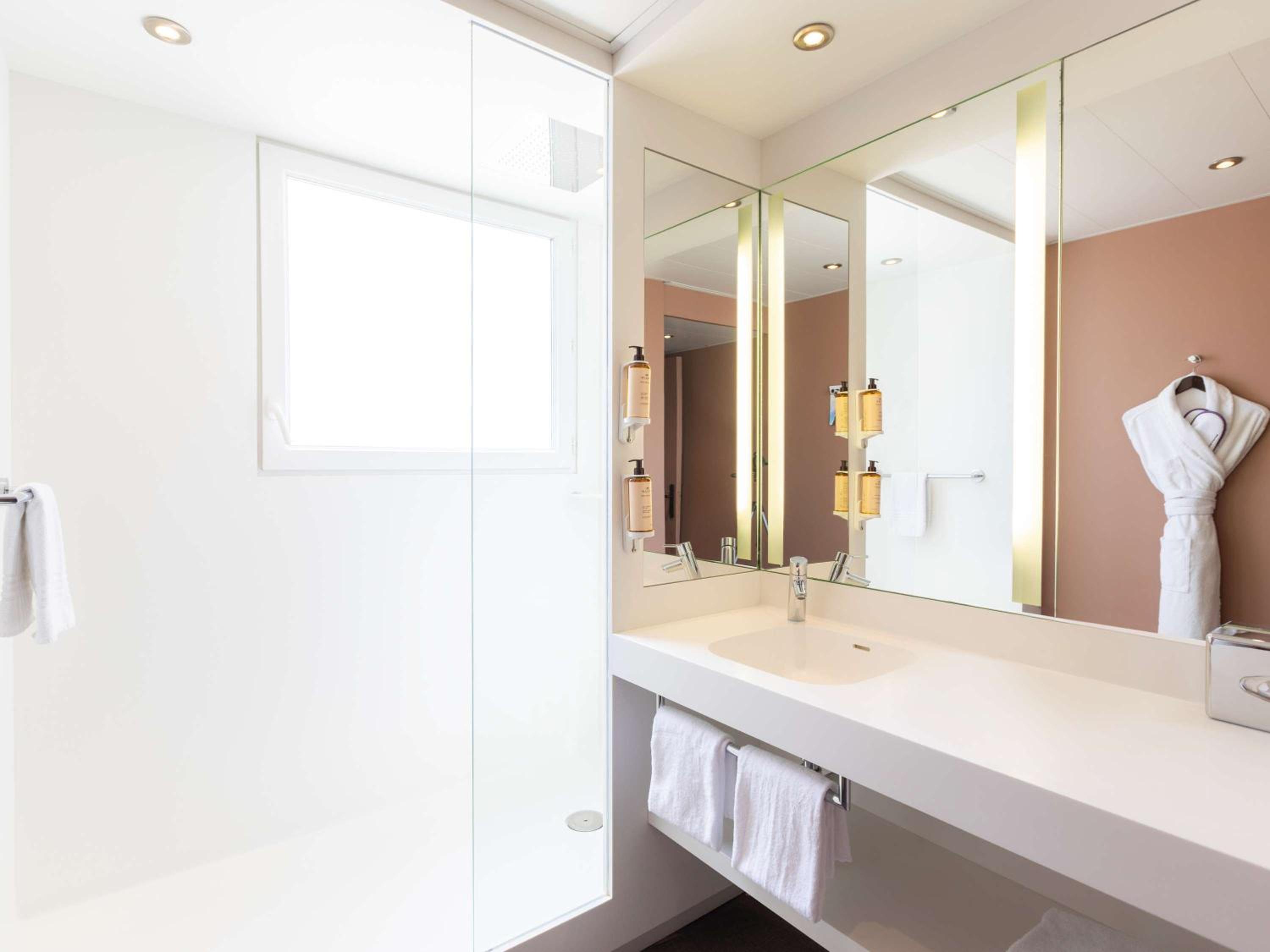 غرفة بريفيليج بسرير مزدوج بشرفة بإطلالة، Mercure Nice Centre Notre Dame Hotel 2/3