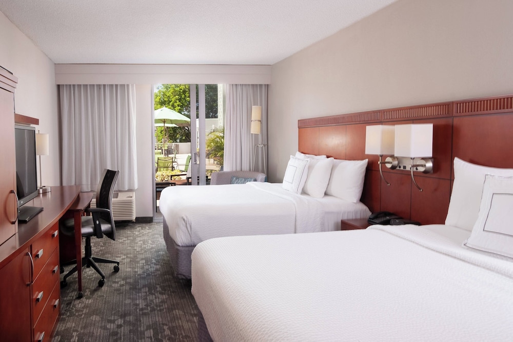 Room, 2 Queen Beds, Pool Side