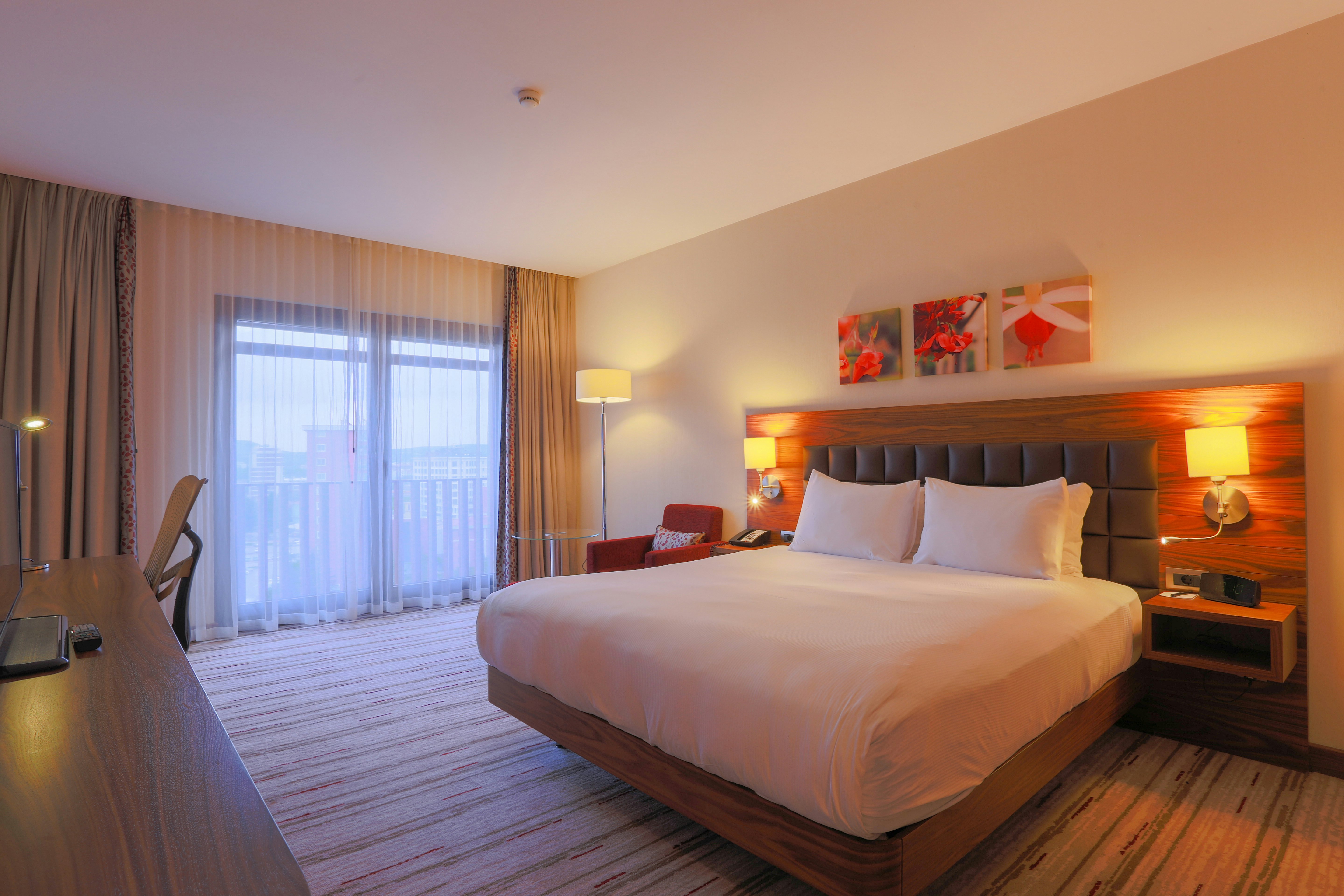 ROOM, KING BED