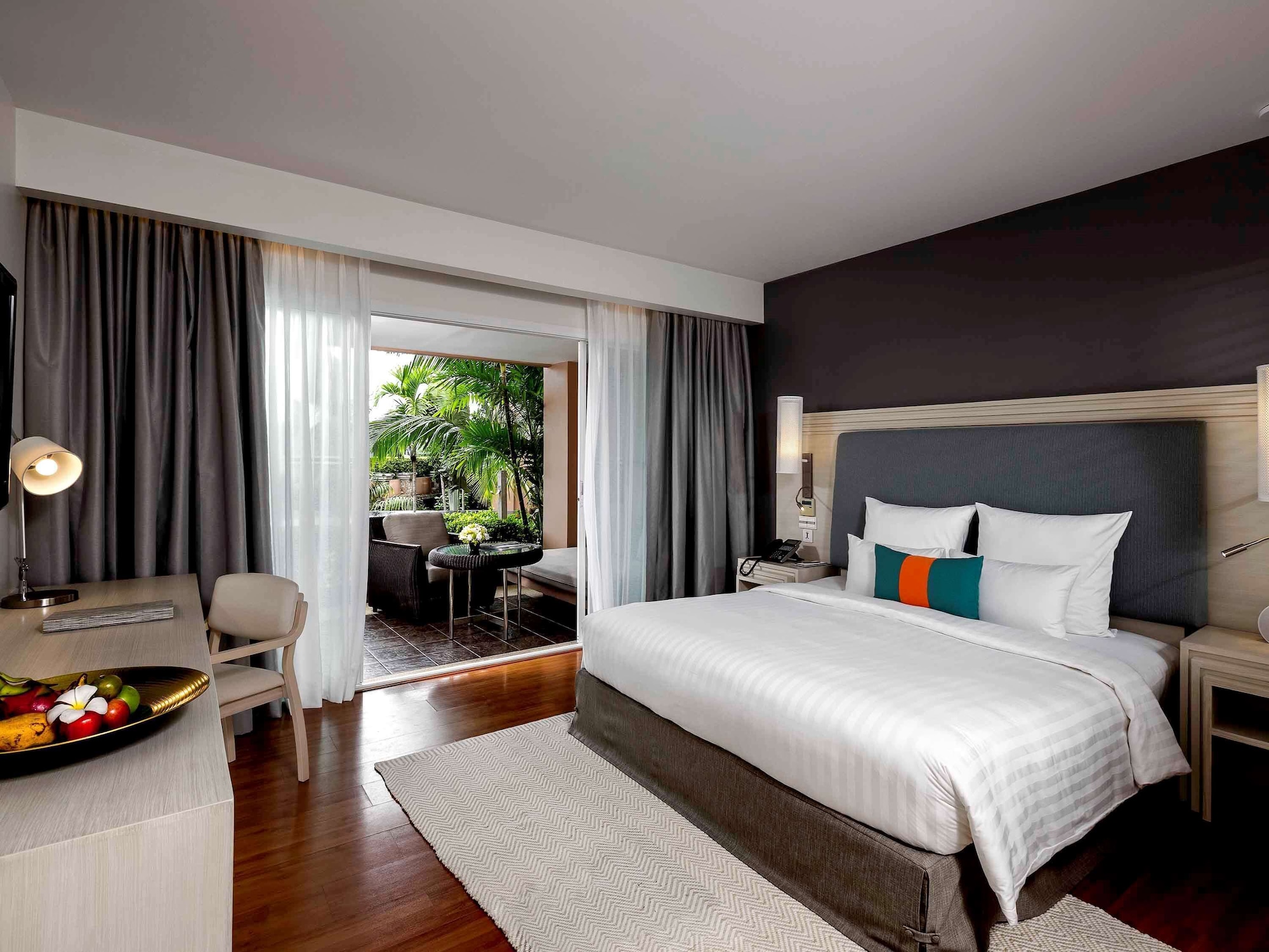 DELUXE, KING BED