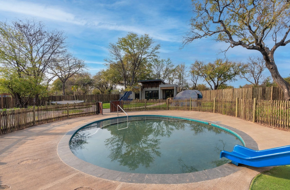 Radisson Blu Mosi-oa-Tunya Livingstone Resort 30/50