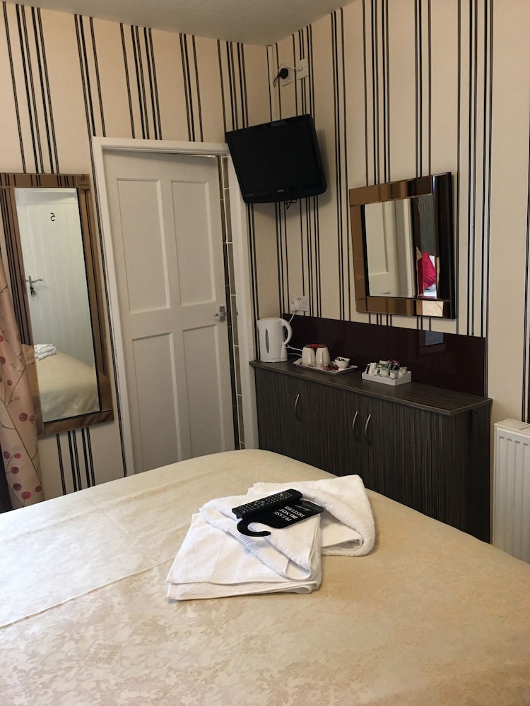 Glenheath Hotel 39/49