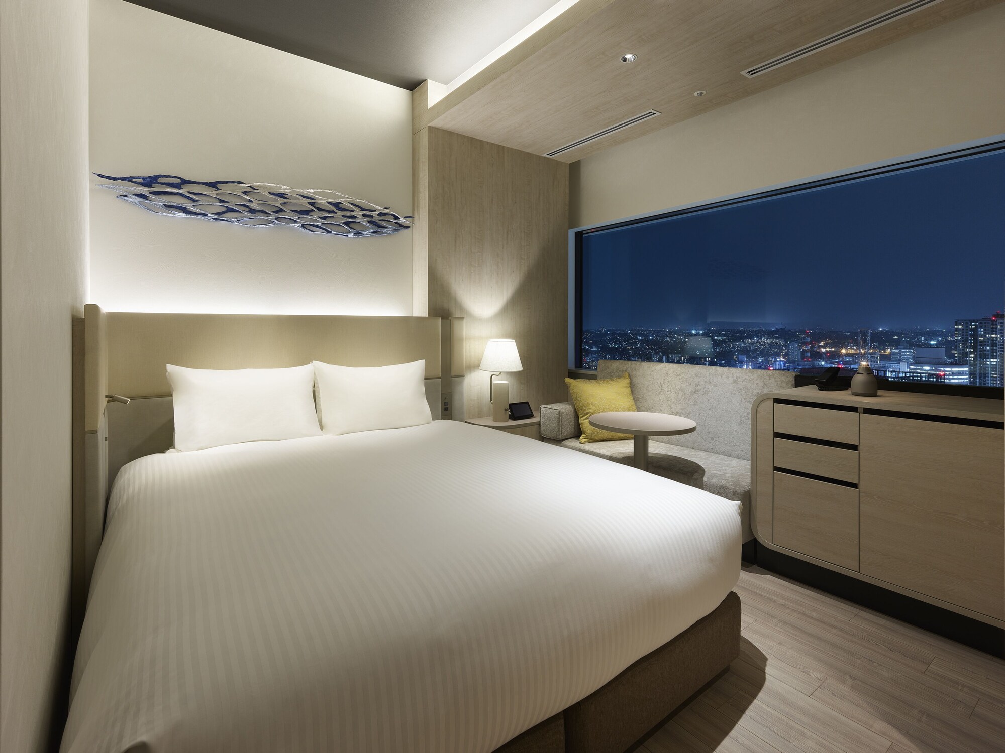 SUPERIOR, QUEEN BED, SOFA