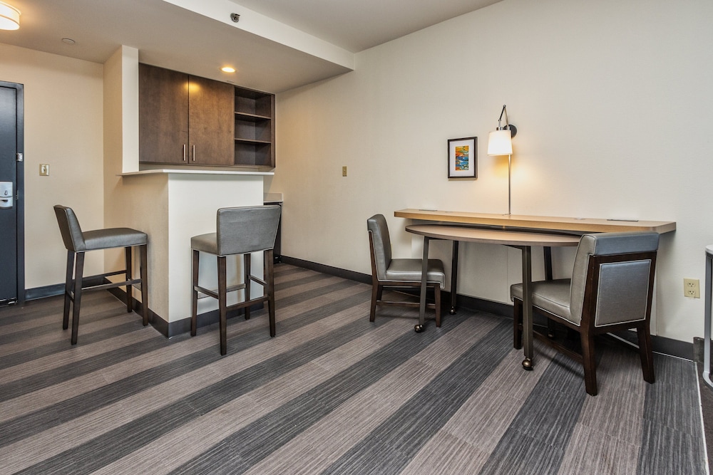 Holiday Inn Suites Memphis Wolfchase Galleria 53/79