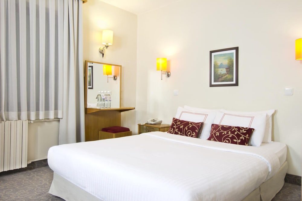 ROOM, DOUBLE BED