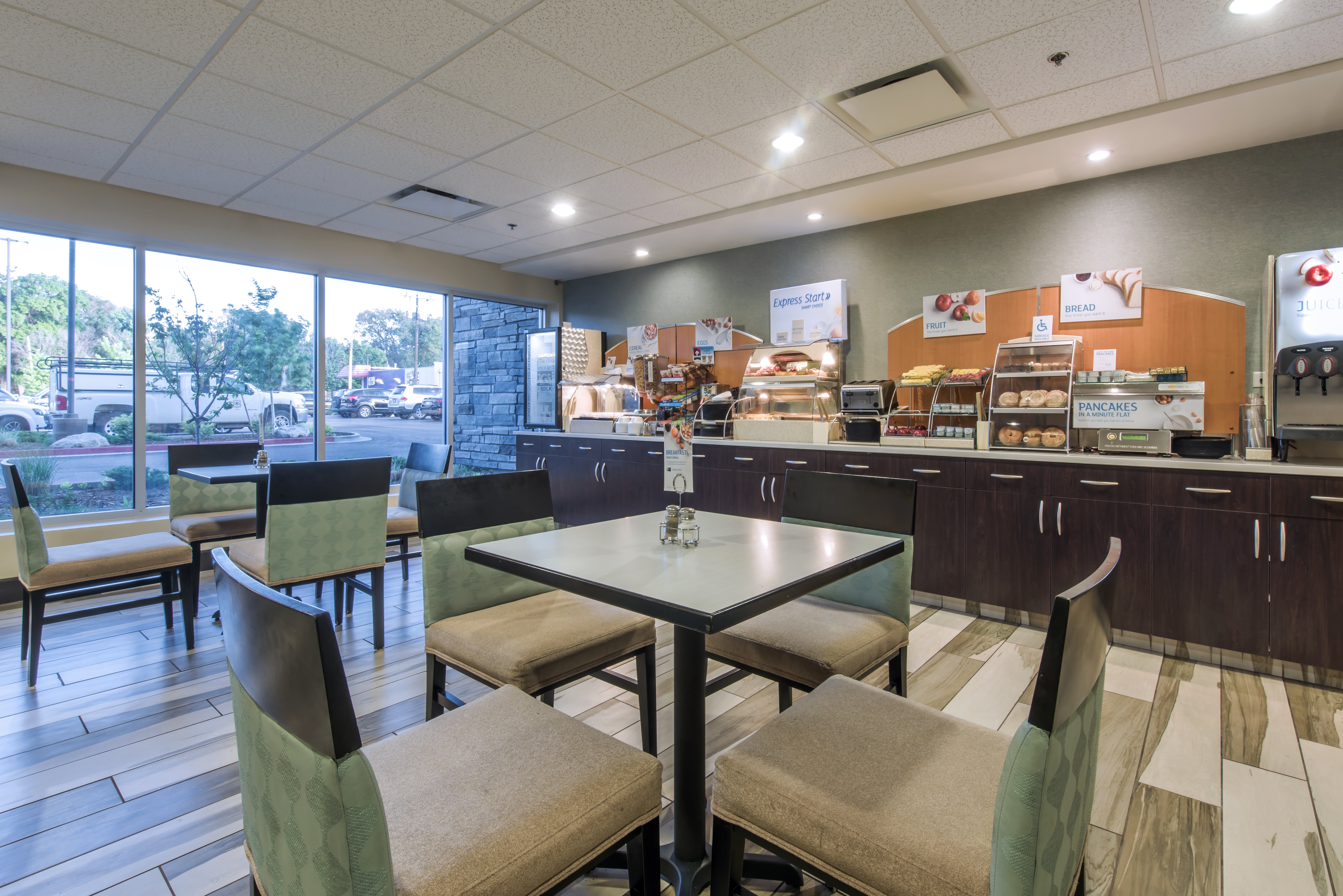Holiday Inn Express Suites Colorado Springs Central 54/80