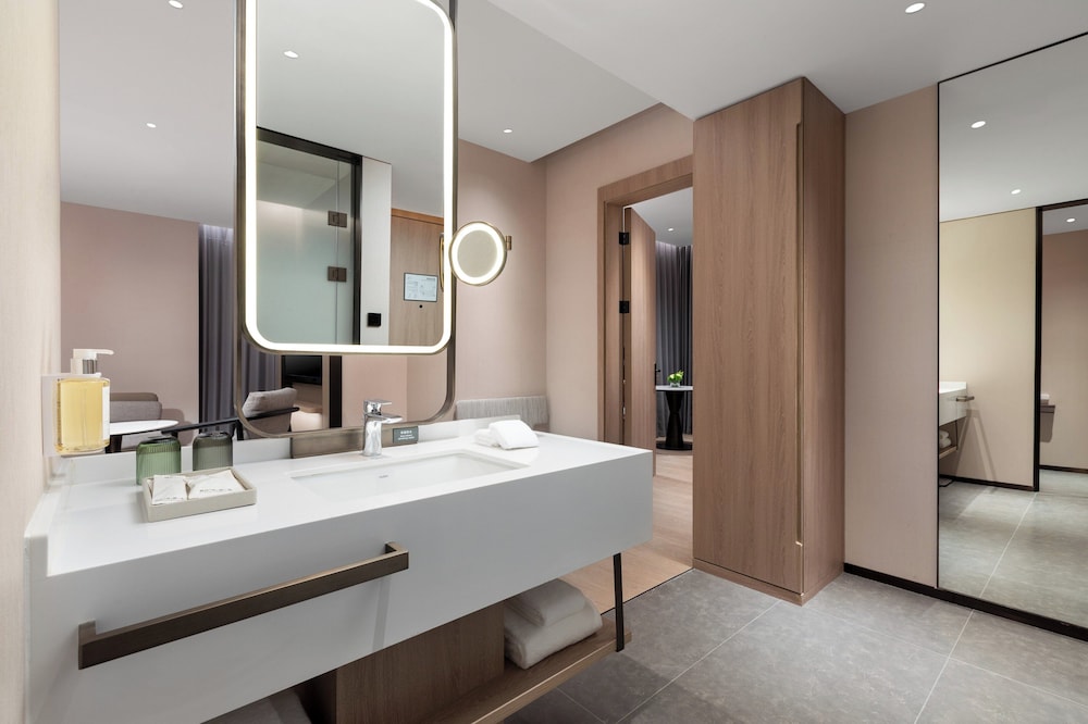 Holiday Inn Hotel & Suites Shanghai Changfeng by IHG 50/50