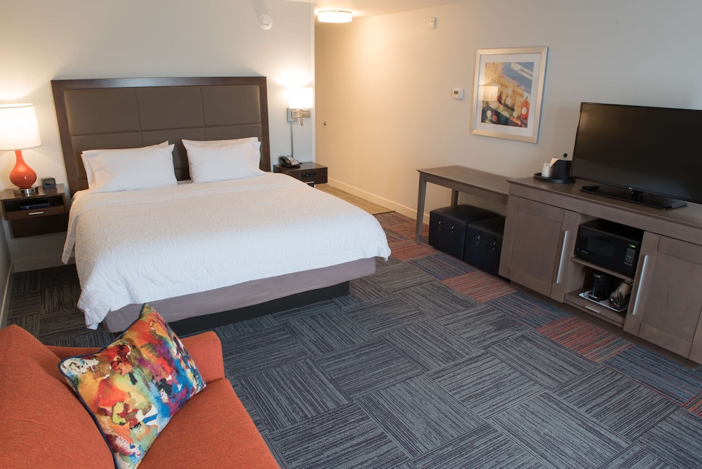 Hampton Inn & Suites Bay City, MI 17/51