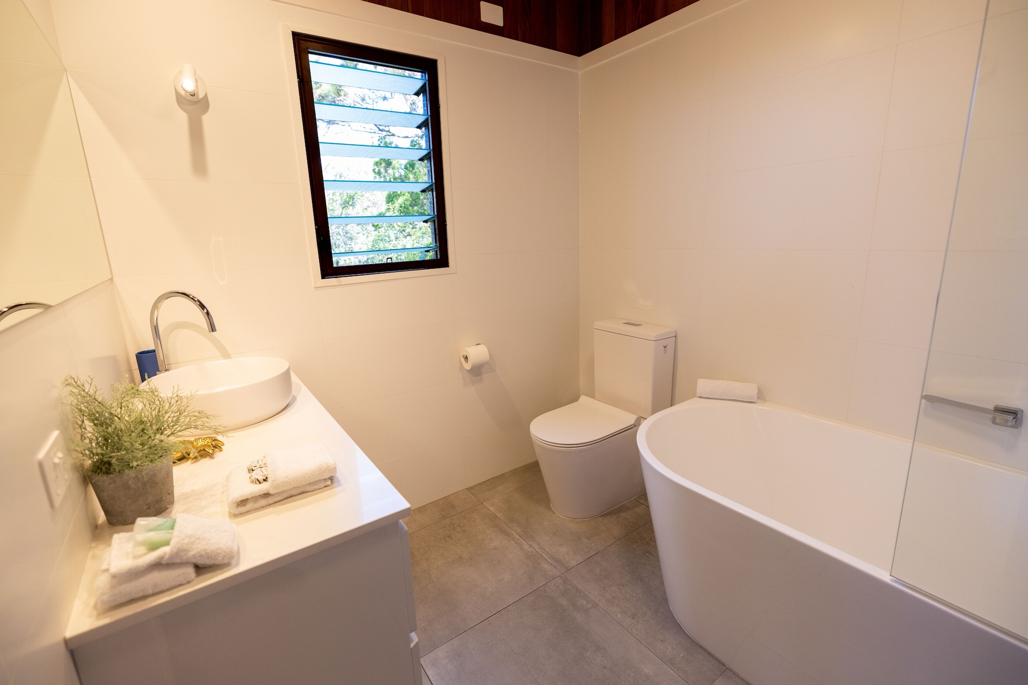 Spa, House, Queen and Twin Beds, Sofa, The Oasis Apartments and Treetop Houses 3/3