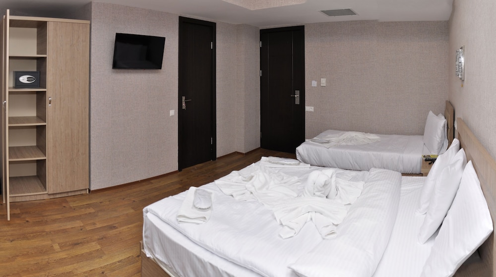L PLAZA HOTEL 42/63
