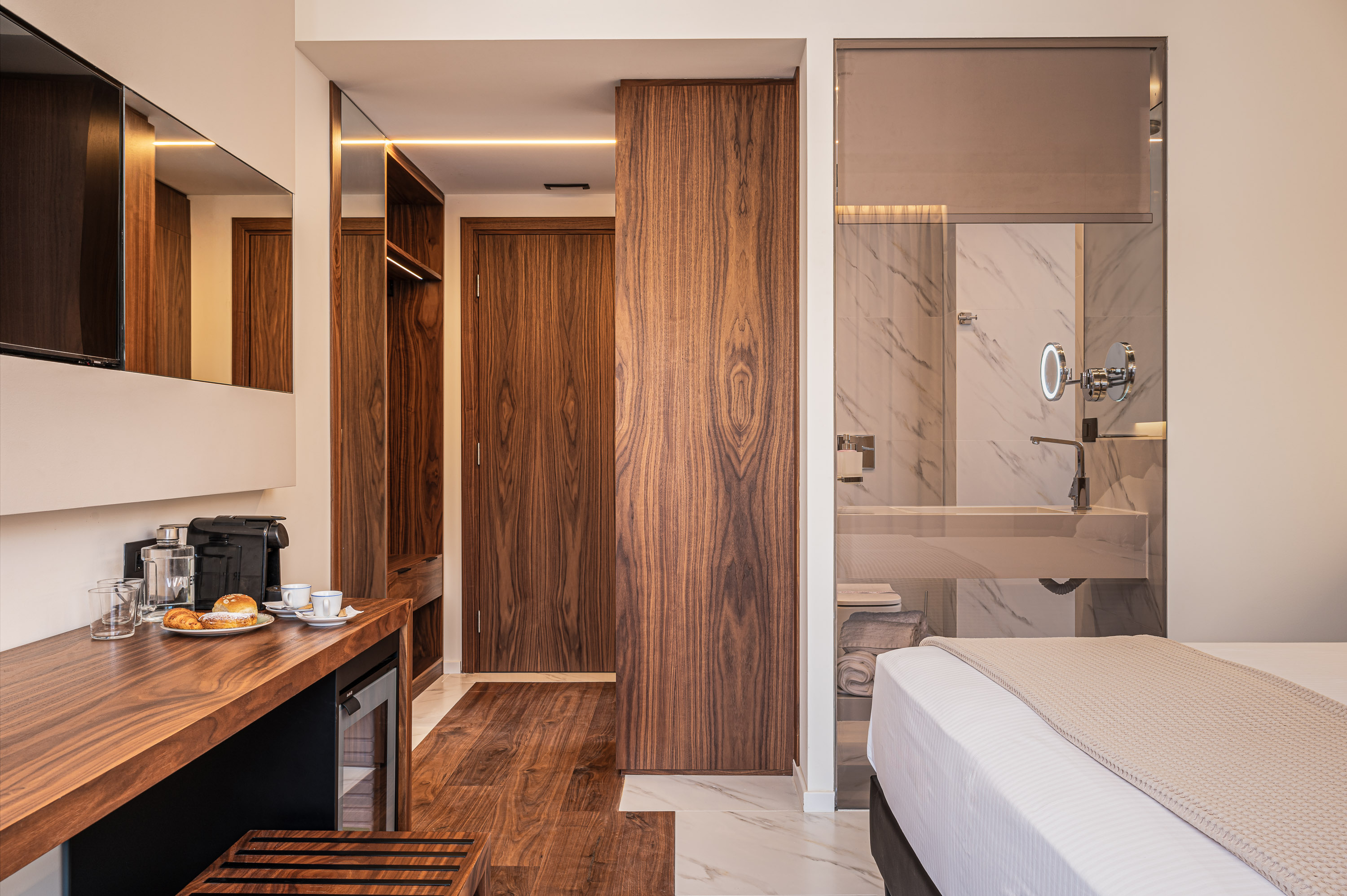 Deluxe, Double or Twin Bed, Side Sea View 4/4