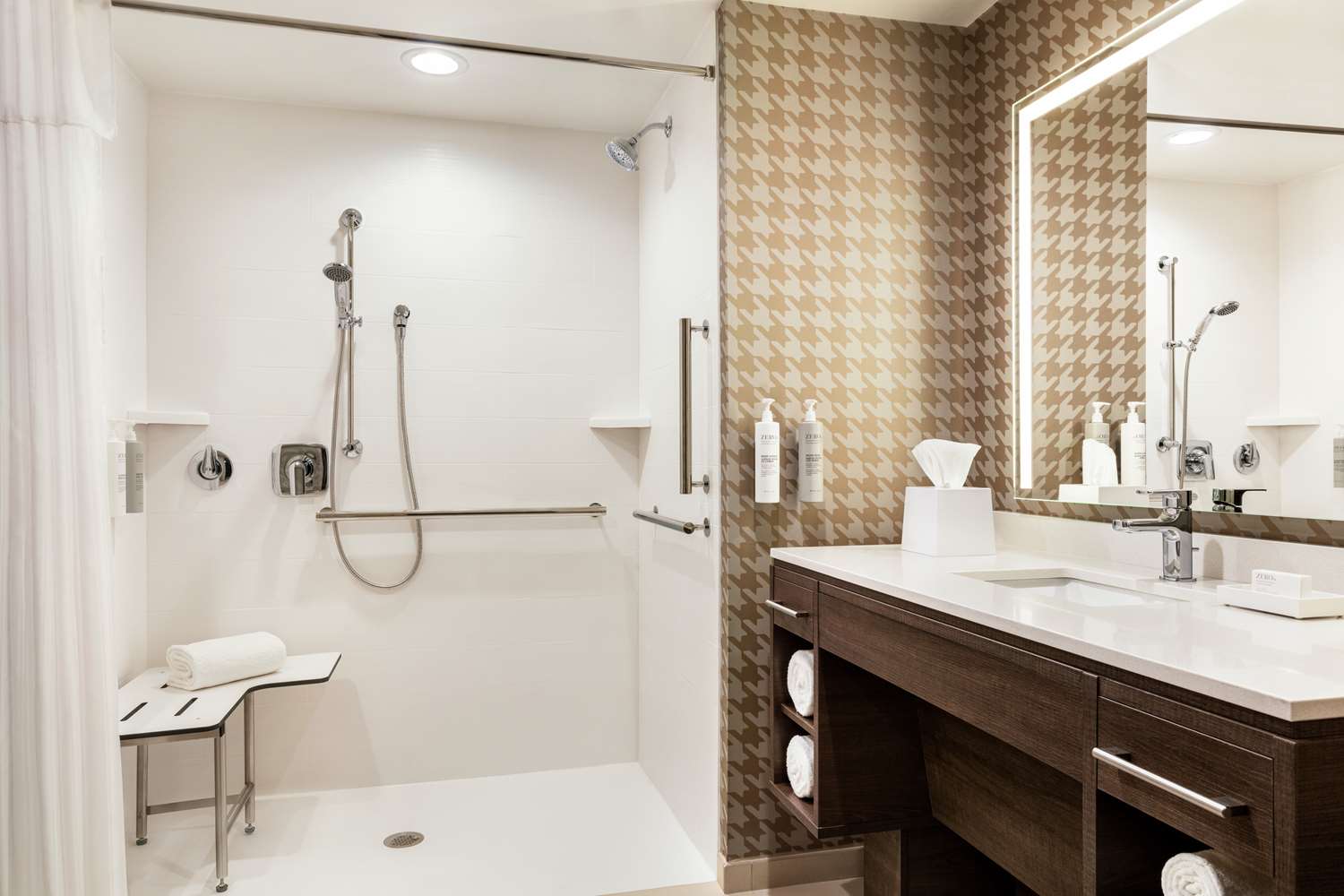 Home2 Suites by Hilton Milwaukee West 18/18