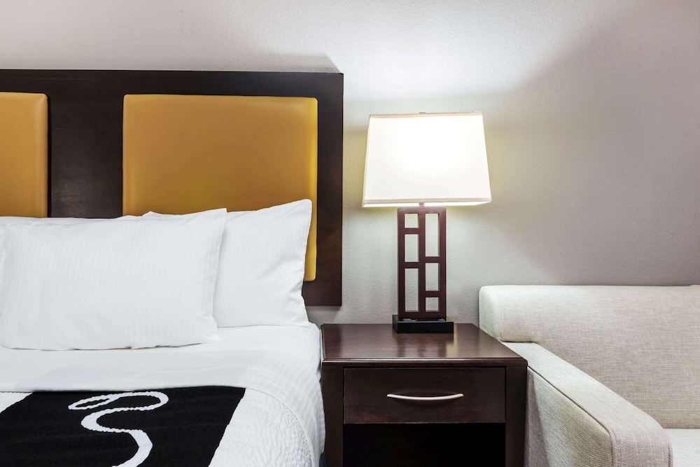 La Quinta Inn & Suites by Wyndham Orange 19/56