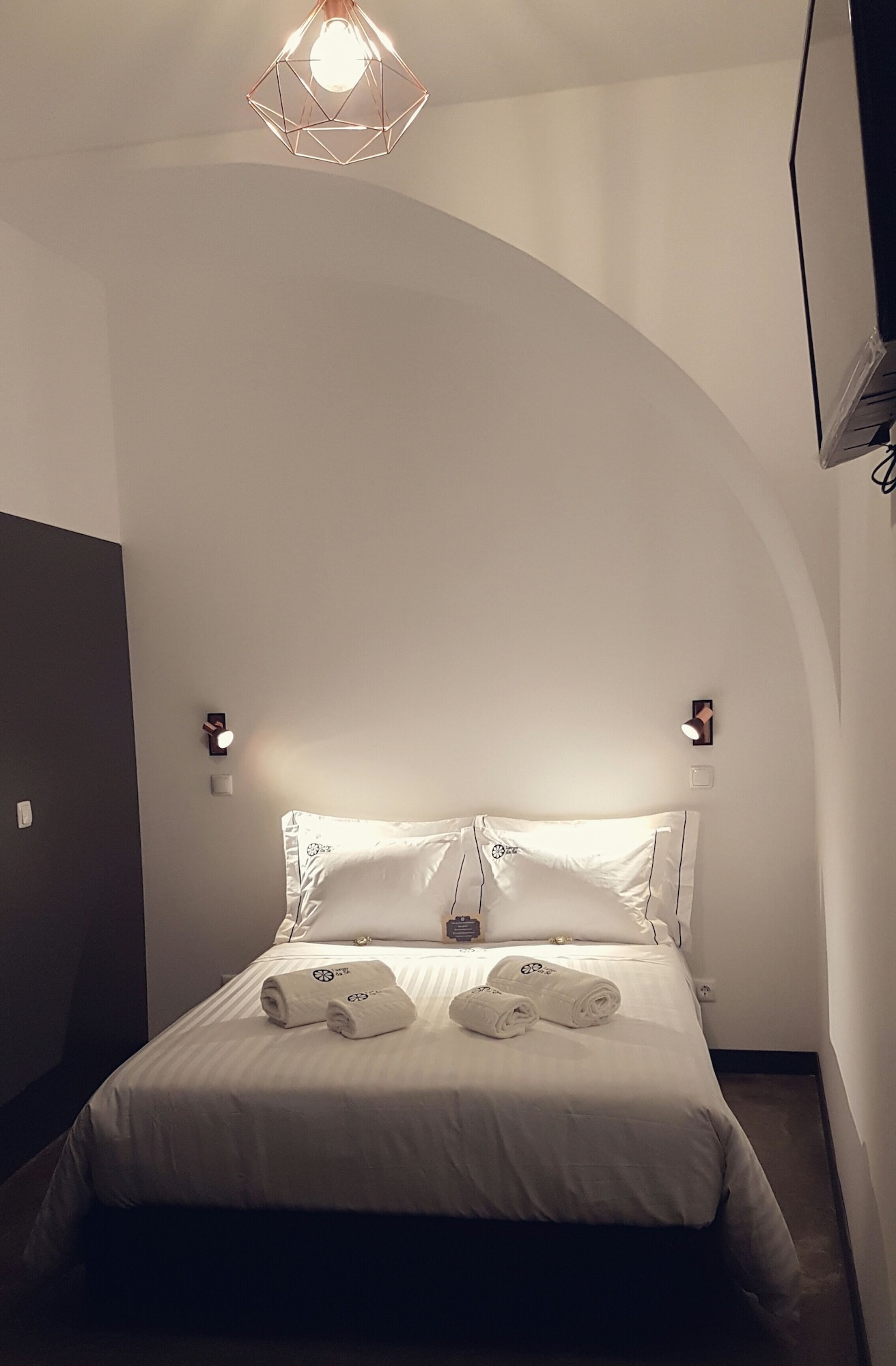 DELUXE, STUDIO, SUITE, KITCHENETTE