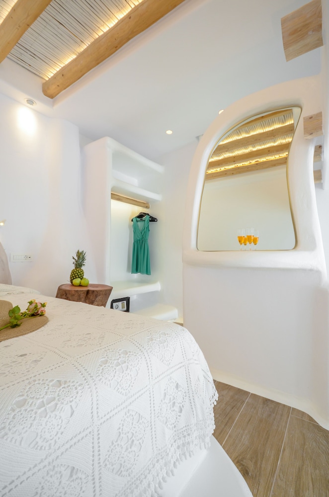 Naxos Island Escape Suites 11/71