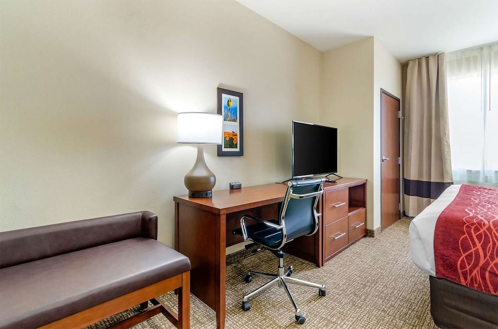 Comfort Inn & Suites Salina North 25/30